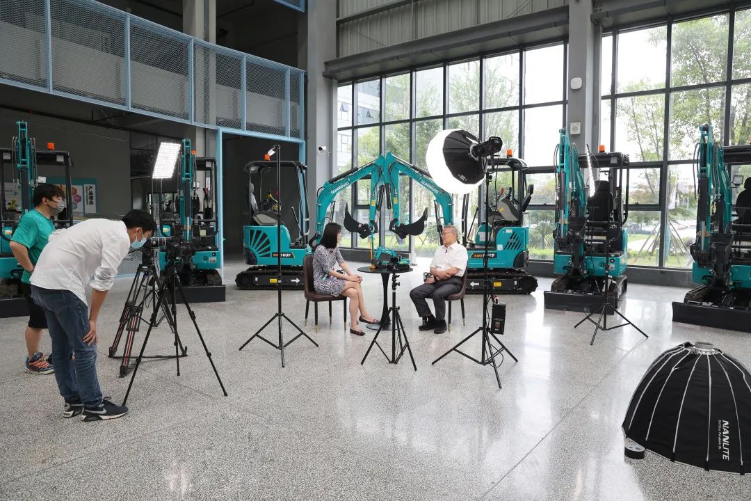 CGTN探厂！专访8188cc威尼斯智能董事长、首席专家何清华花絮来了