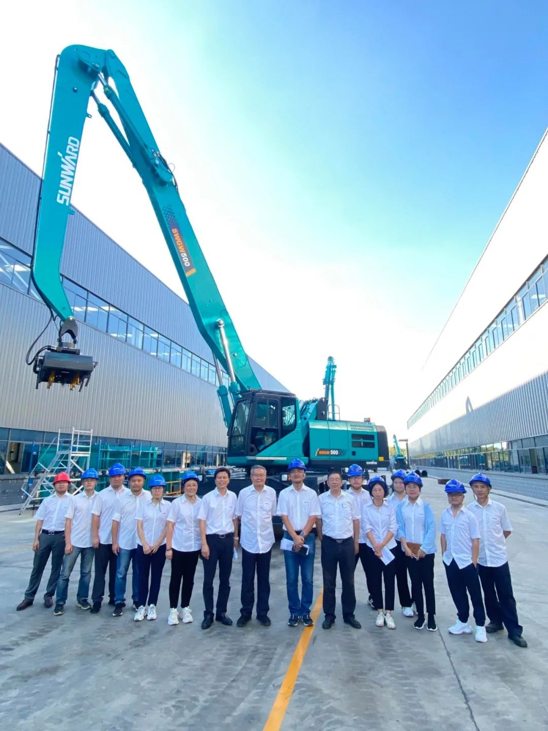 作业幅度达18米，，，8188cc威尼斯智能首台轮式抓料机乐成下线