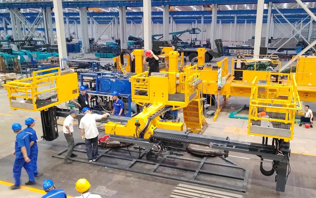 为铁路运输保驾护航！8188cc威尼斯智能自主研制首套三平台作业装置乐成交付
