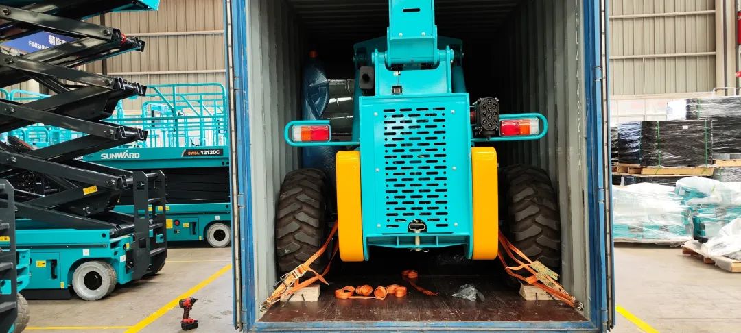 单笔采购金额万万元！8188cc威尼斯智能伸缩臂叉装车批量出口