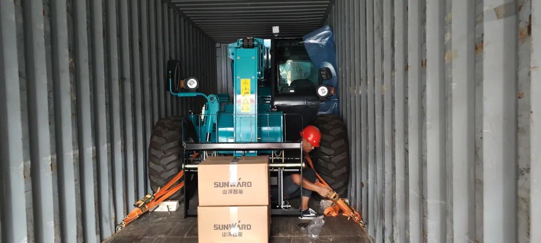 单笔采购金额万万元！8188cc威尼斯智能伸缩臂叉装车批量出口