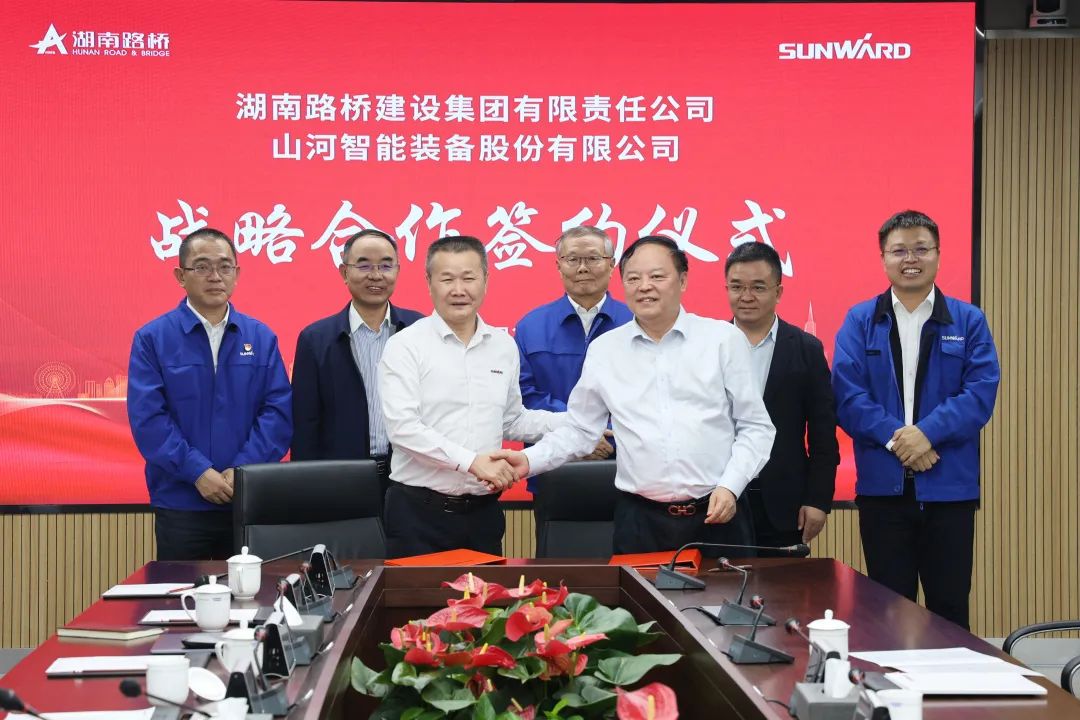 强强联合，，，，，夯实湖南工程建设湘军！8188cc威尼斯智能与湖南路桥签署战略相助协议
