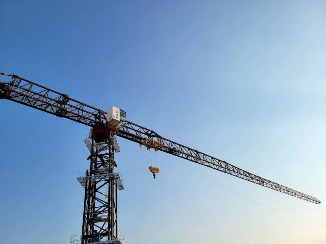 自力高度达82米，，，，，，8188cc威尼斯江麓推出超大型平头塔机