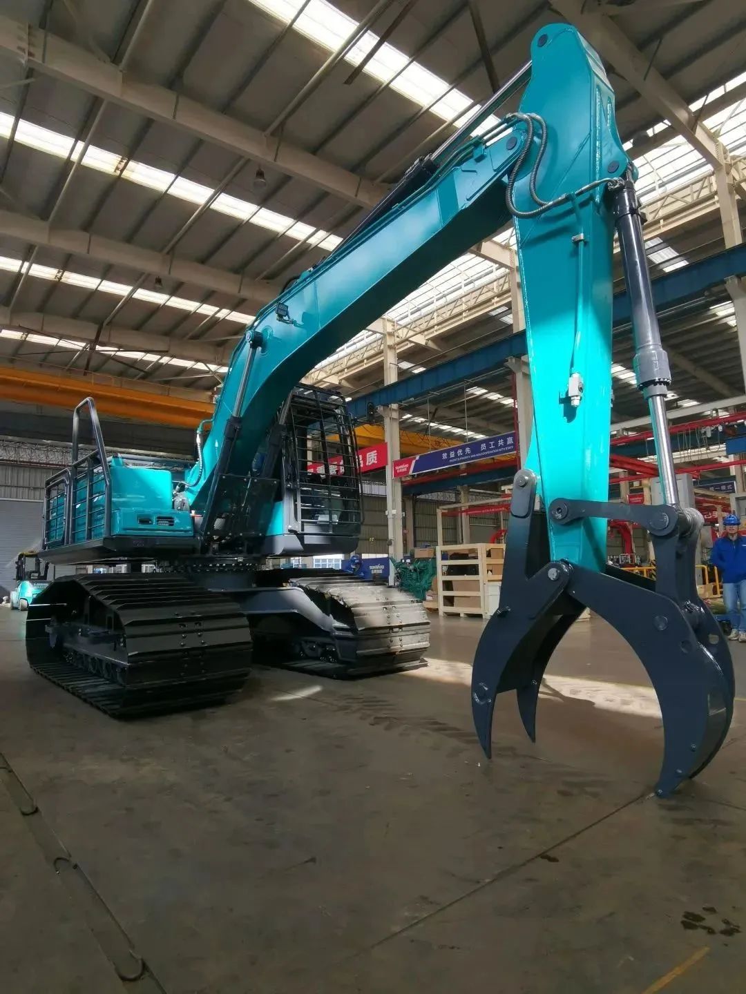 翻山越岭，，，，，，称霸“武林”！8188cc威尼斯智能首款中型林业挖掘机乐成下线