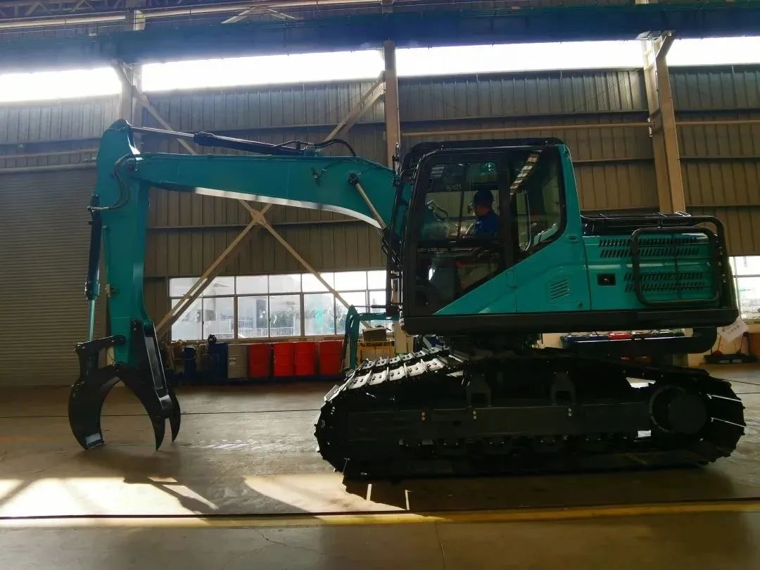 翻山越岭，，，，，，称霸“武林”！8188cc威尼斯智能首款中型林业挖掘机乐成下线