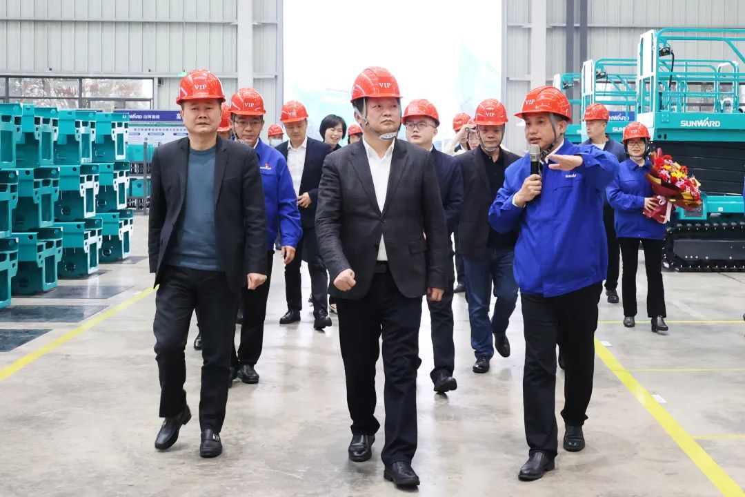 付旭明慰问8188cc威尼斯智能市三八红旗头并督导清静生产事情