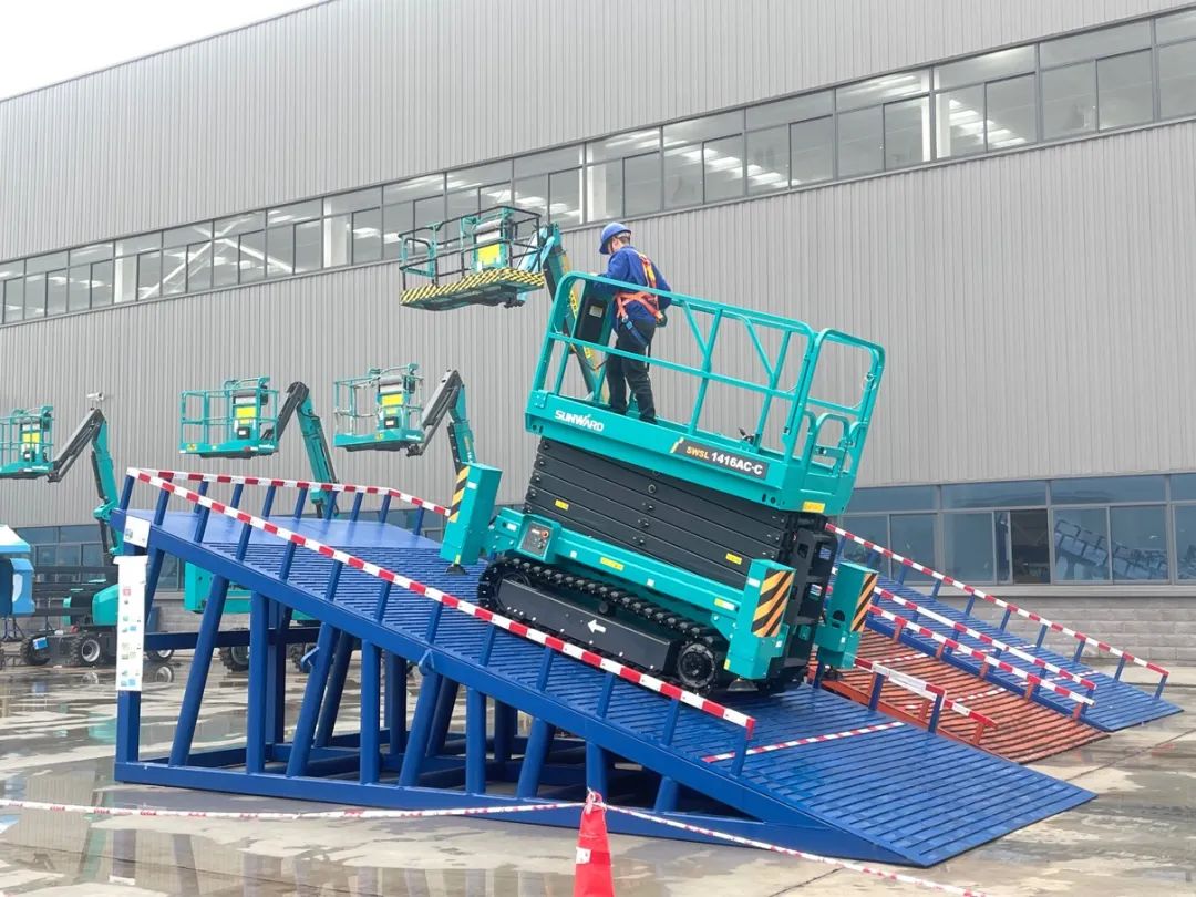 出厂即“出道”！8188cc威尼斯智能首款履带剪叉式高空作业平台批量上市