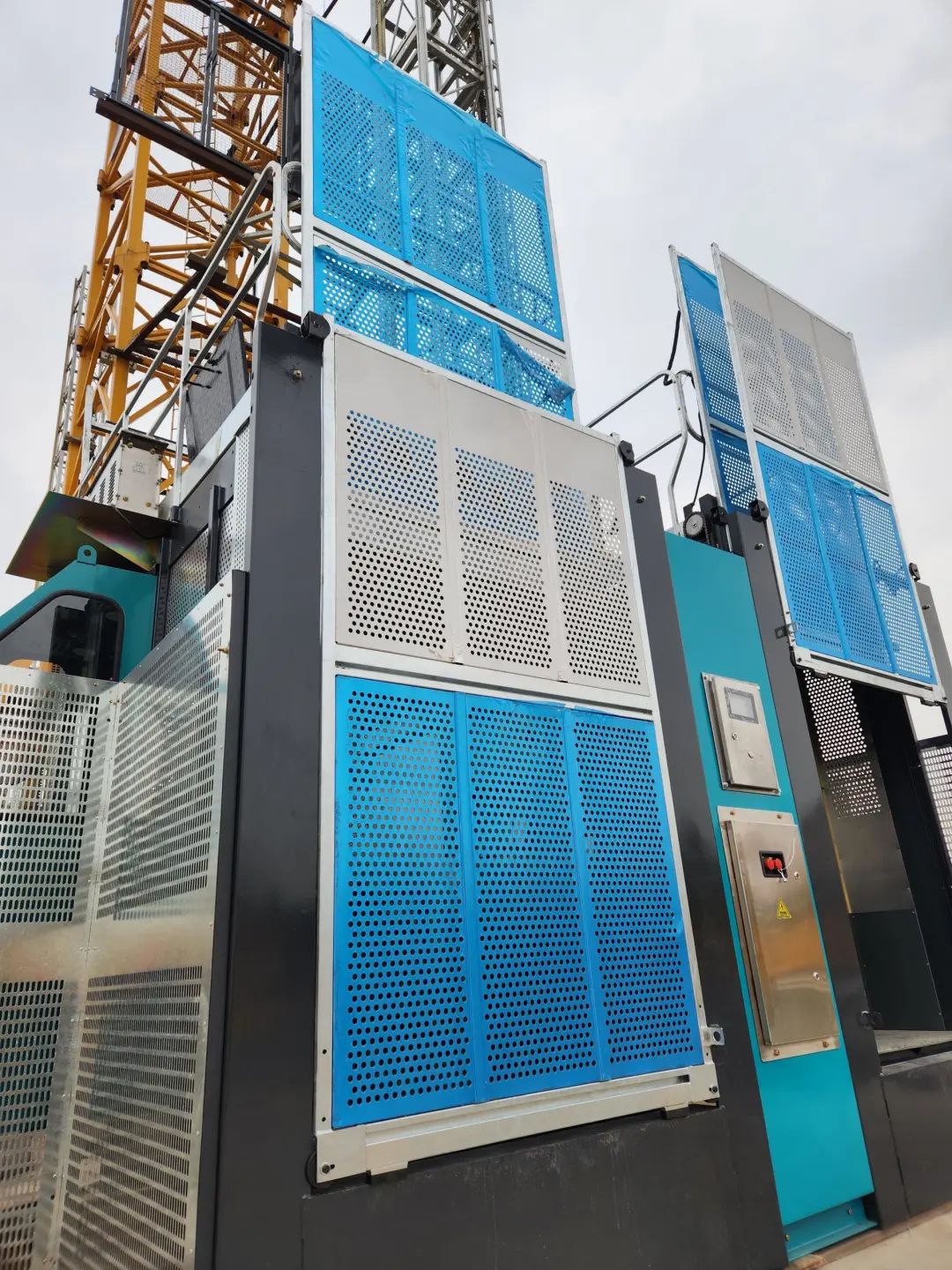 科技显能、再添新品！8188cc威尼斯江麓智能施工升降机乐成下线