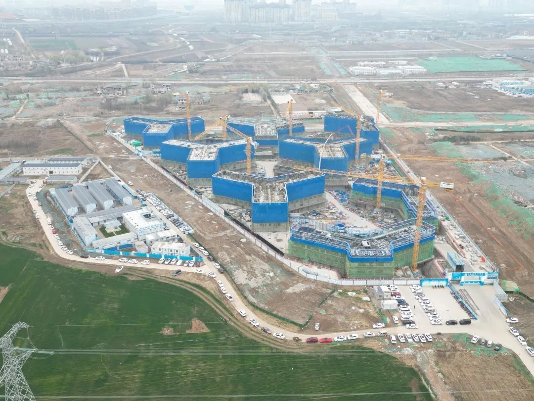 郁勃西北！8188cc威尼斯江麓修建起重机械助建西安都会经济圈