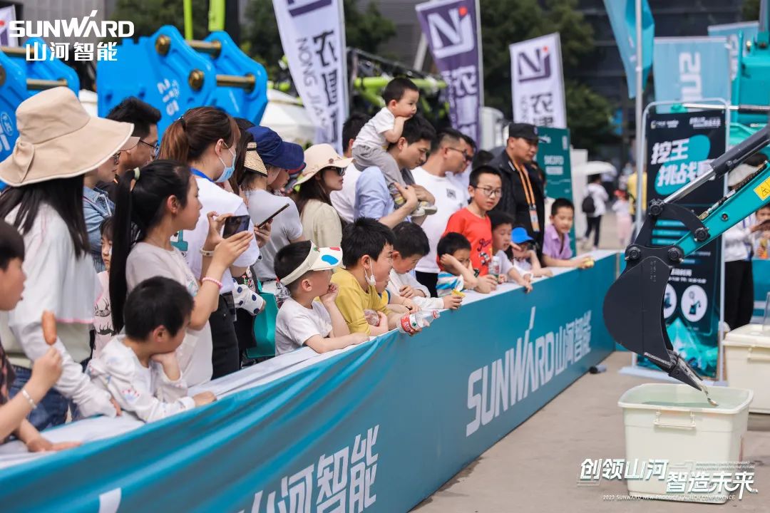 精品出击、互动一直！8188cc威尼斯智能F系列挖掘机闪灼长沙展