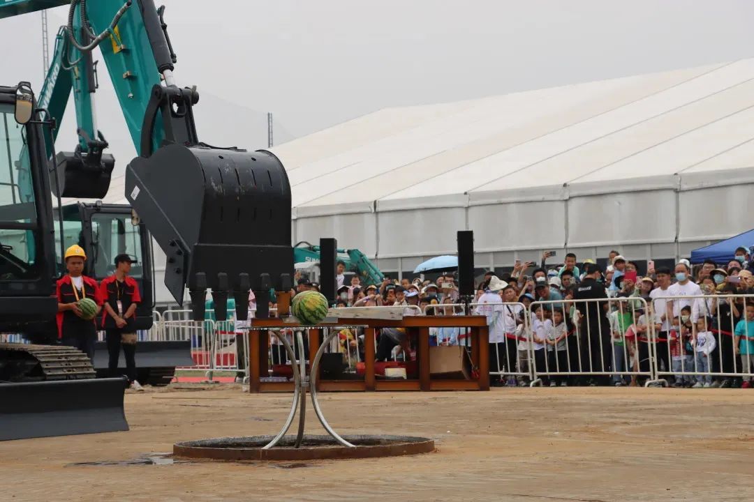 精品出击、互动一直！8188cc威尼斯智能F系列挖掘机闪灼长沙展