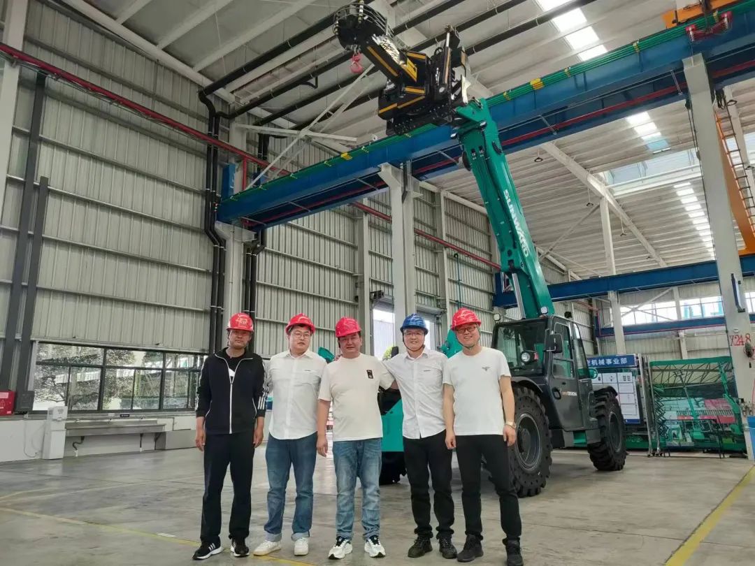 独家定制！8188cc威尼斯智能油缸替换机械人顺遂下线