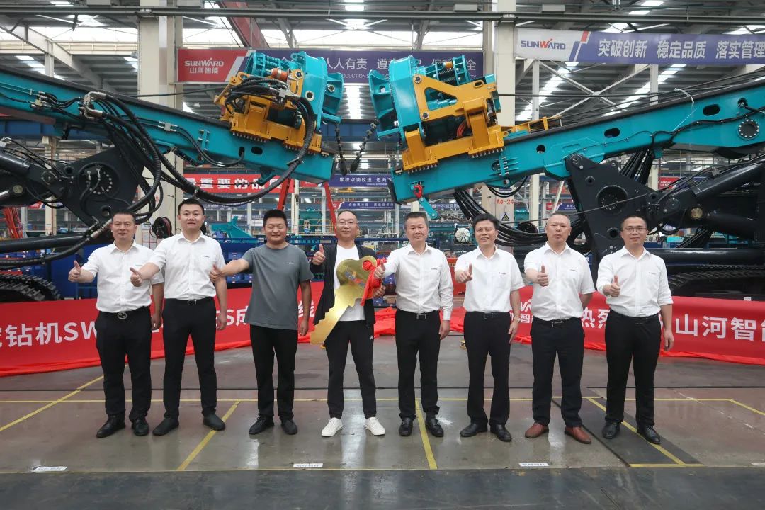 助力“双碳”、绿动未来！8188cc威尼斯智能增程式电动旋挖钻机、液压混淆动力旋挖钻机齐交付