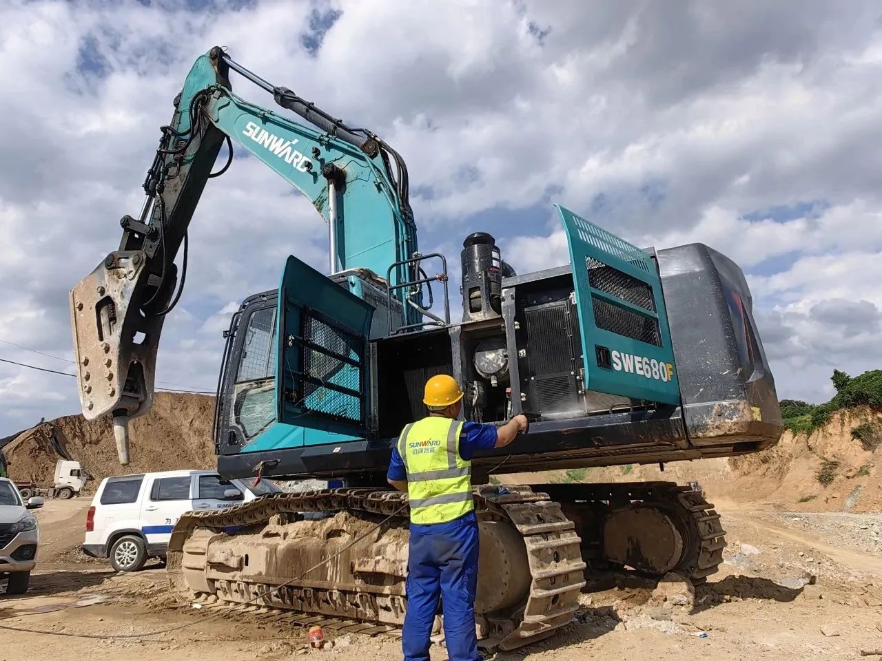 步履一直，，，，，，，效劳不止！8188cc威尼斯智能挖掘机效劳万里行火热举行中