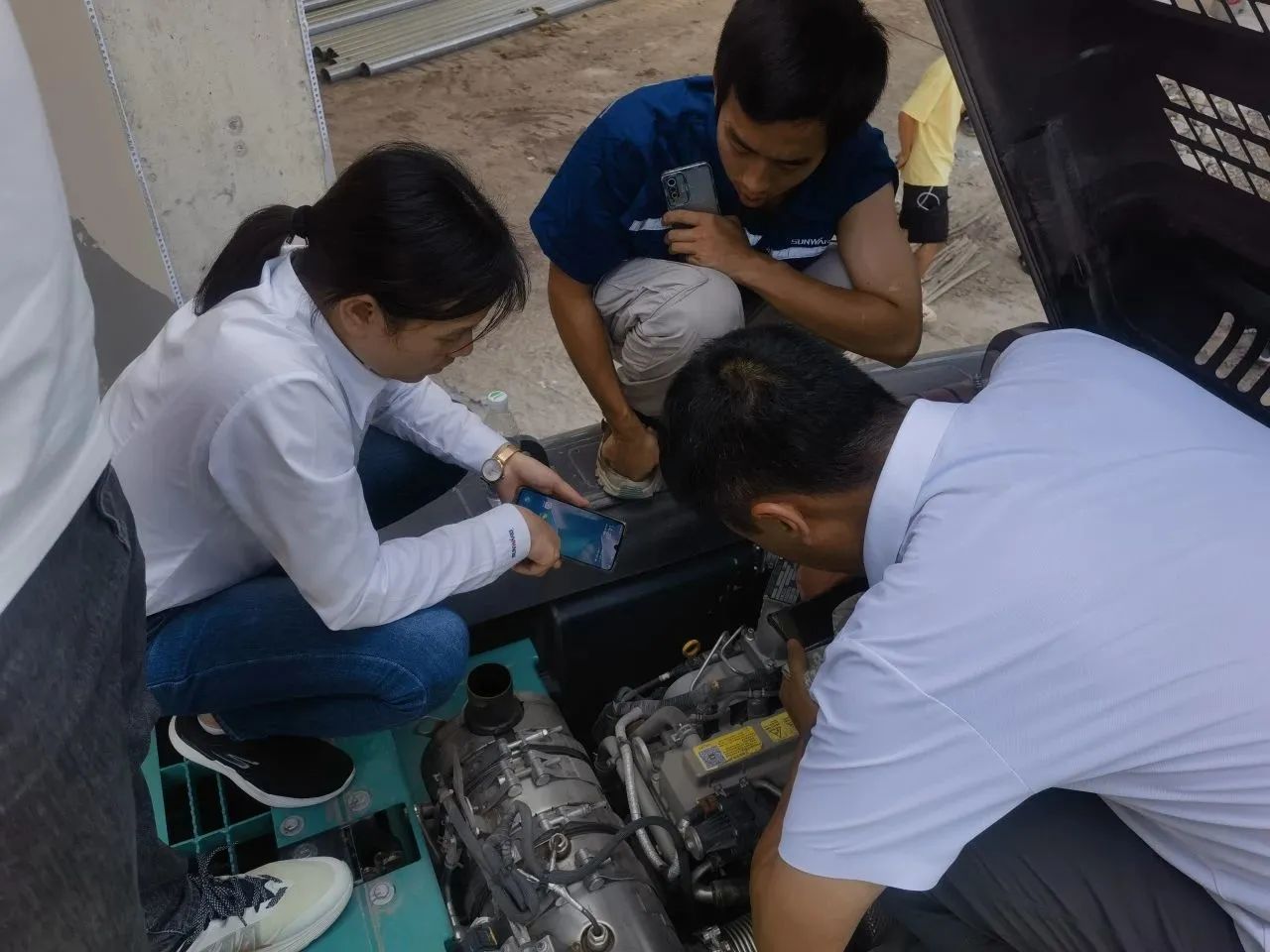 步履一直，，，，，，，效劳不止！8188cc威尼斯智能挖掘机效劳万里行火热举行中