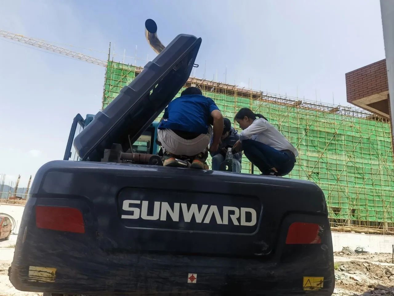 步履一直，，，，，，，效劳不止！8188cc威尼斯智能挖掘机效劳万里行火热举行中