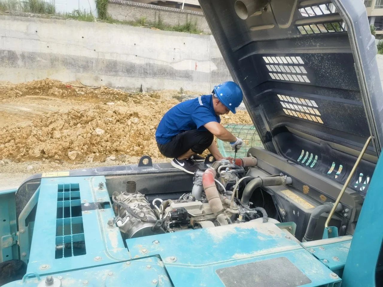 步履一直，，，，，，，效劳不止！8188cc威尼斯智能挖掘机效劳万里行火热举行中