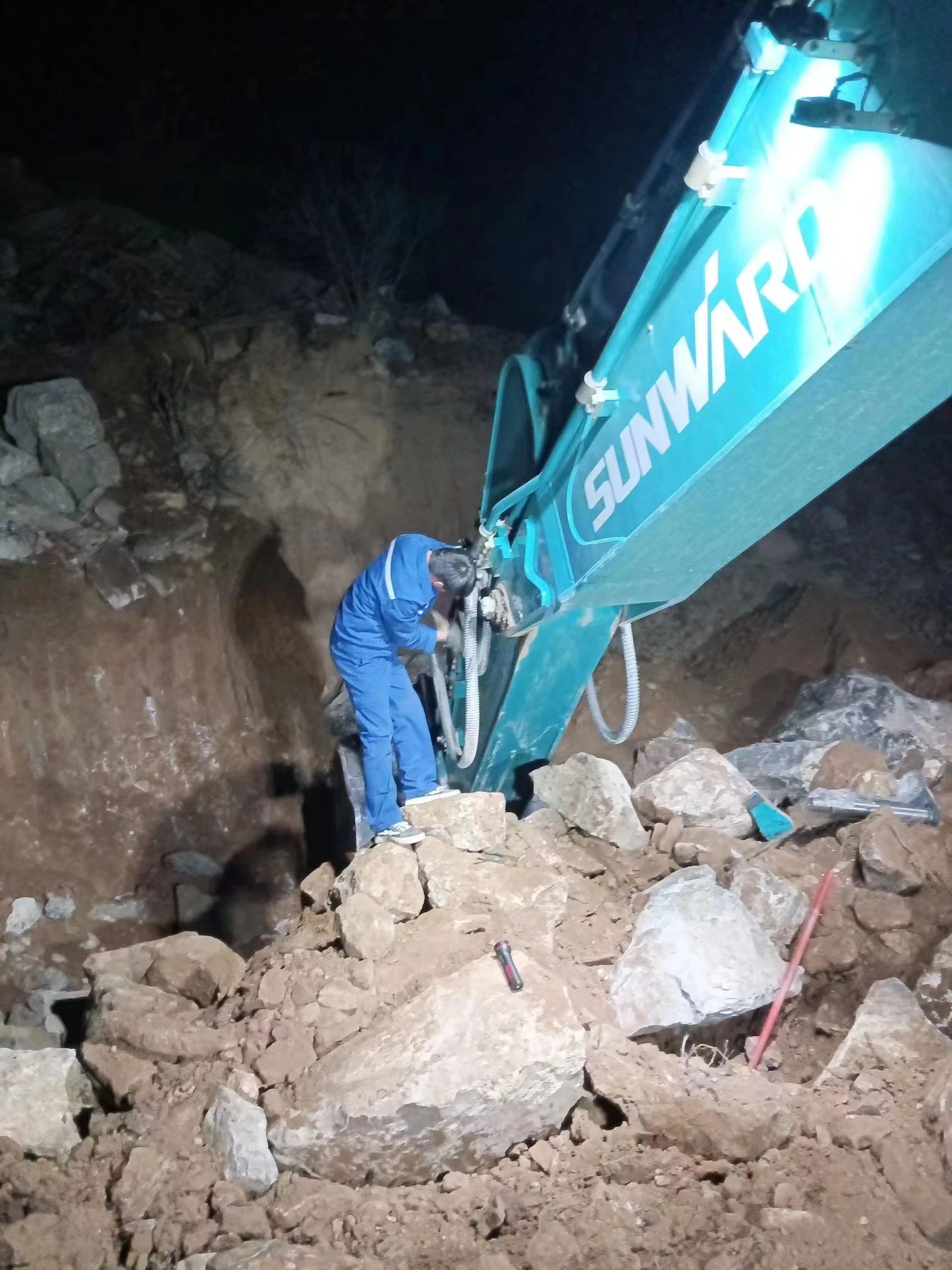 一线“热”闻 | 专业售后，，，，，专心折务！8188cc威尼斯智能挖掘机效劳万里行一直在路上