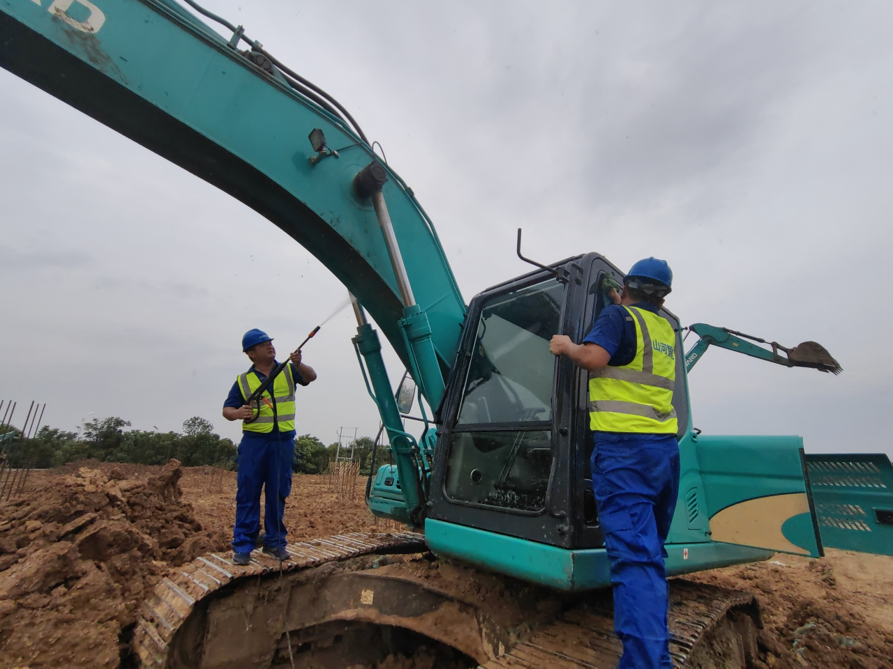 一线“热”闻 | 专业售后，，，，，专心折务！8188cc威尼斯智能挖掘机效劳万里行一直在路上