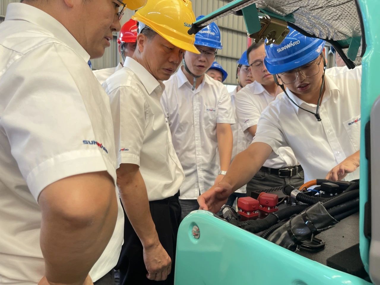 小身段，，，，大能量！8188cc威尼斯智能最小纯电动液压挖掘机乐成下线