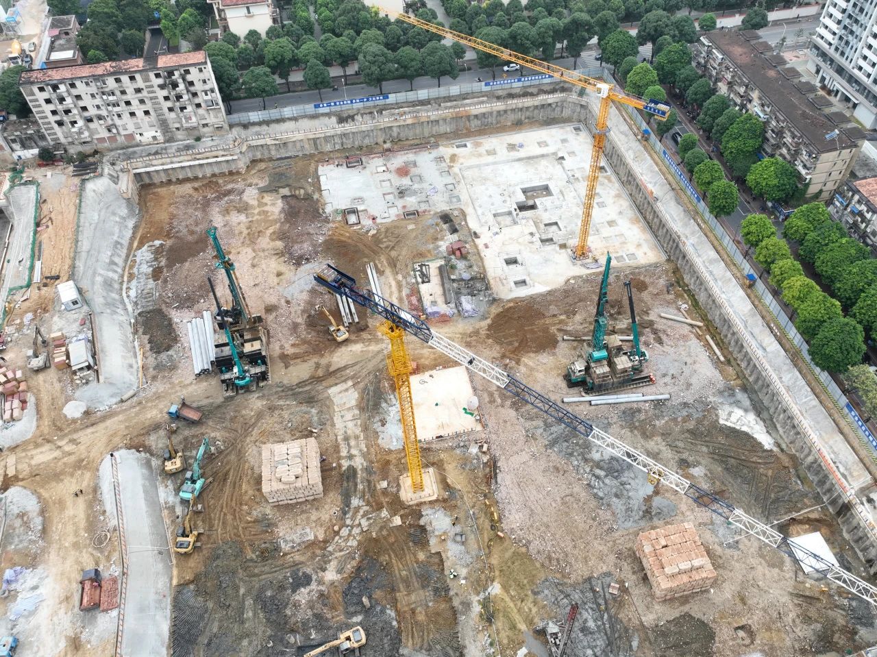 “绿巨人”显神威！8188cc威尼斯智能引孔式静力压桩机助建“绿城”南宁民生项目