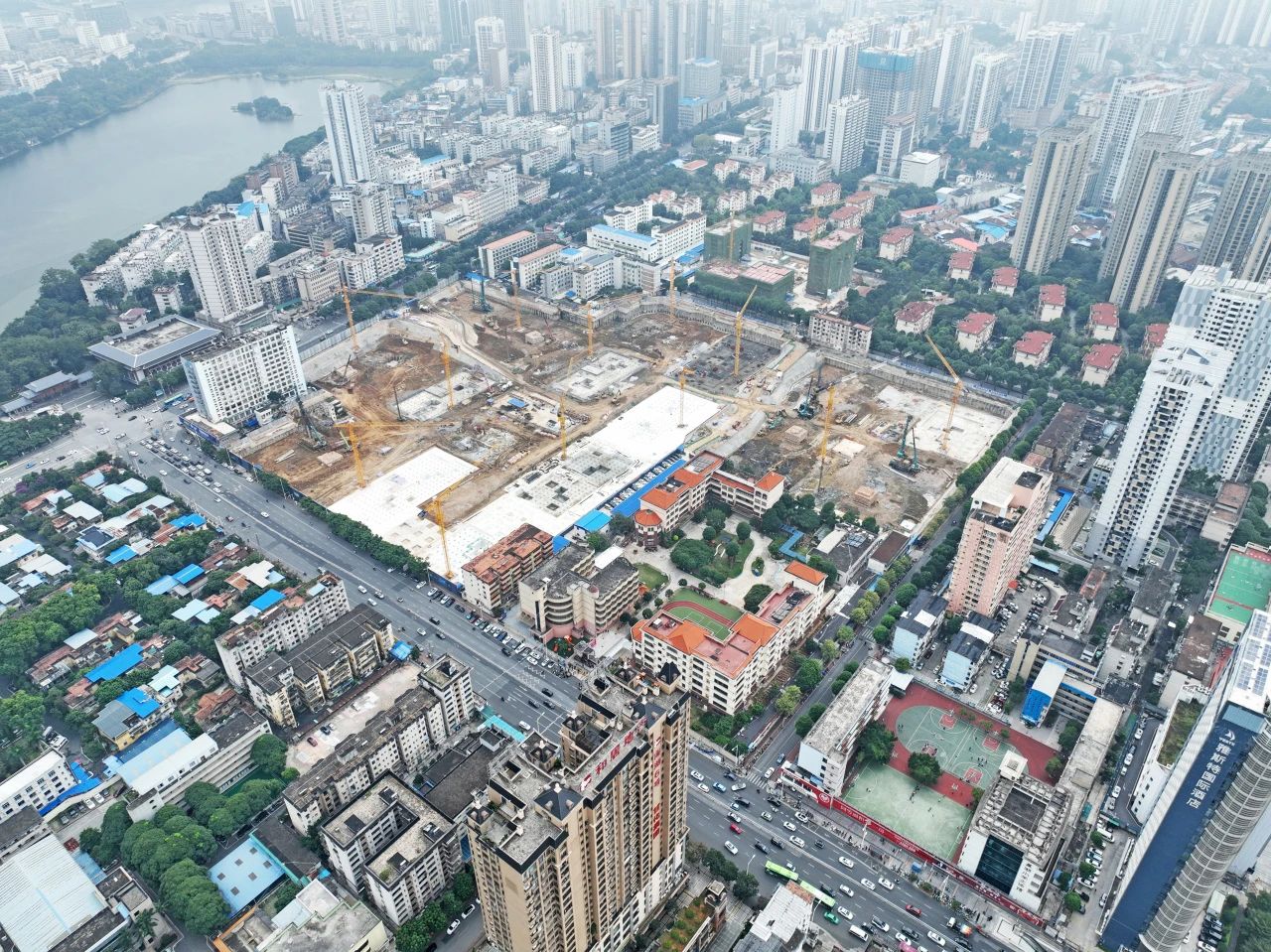 “绿巨人”显神威！8188cc威尼斯智能引孔式静力压桩机助建“绿城”南宁民生项目