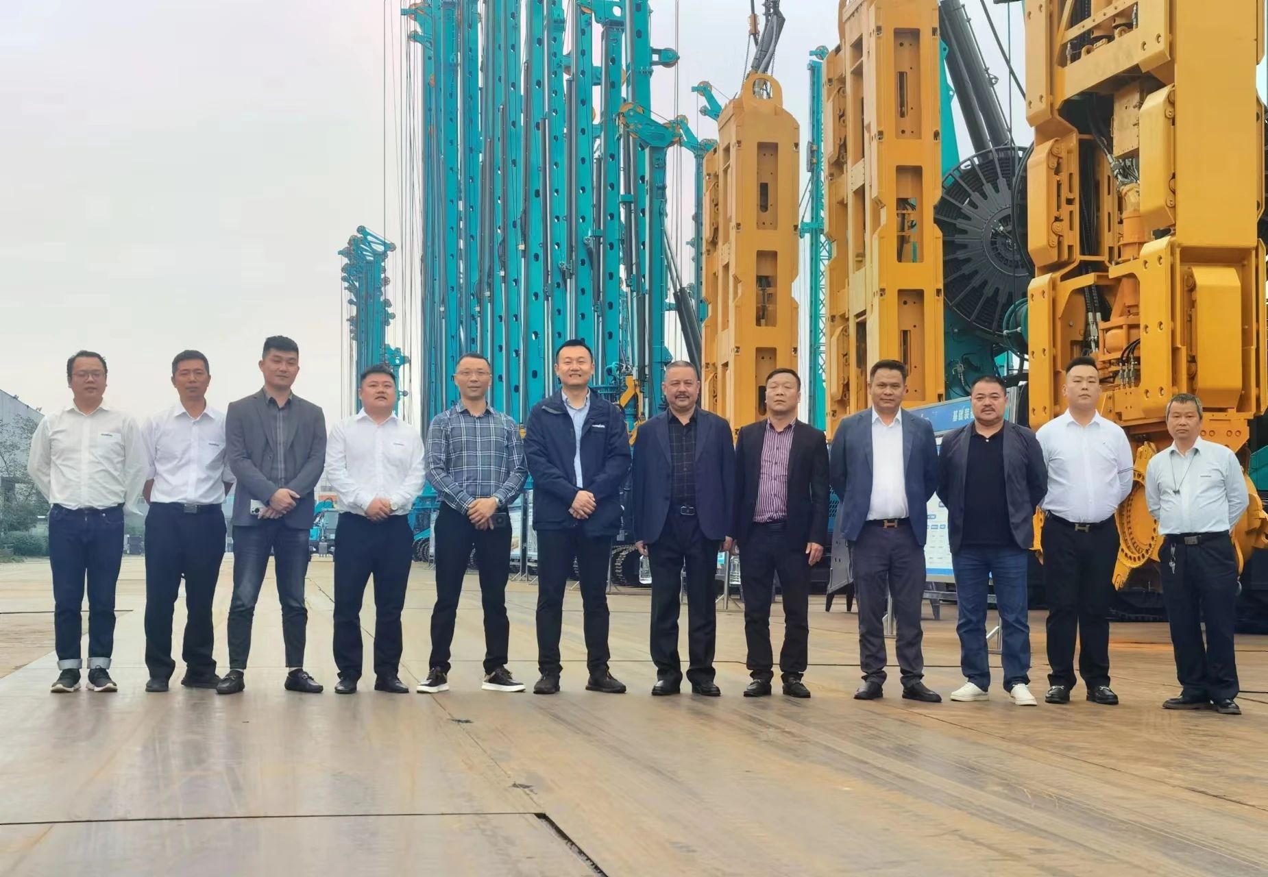 行业严冬现暖阳！现场签购20台旋挖钻机，，，，8188cc威尼斯智能携手湖南骏牛助力国家电网项目建设