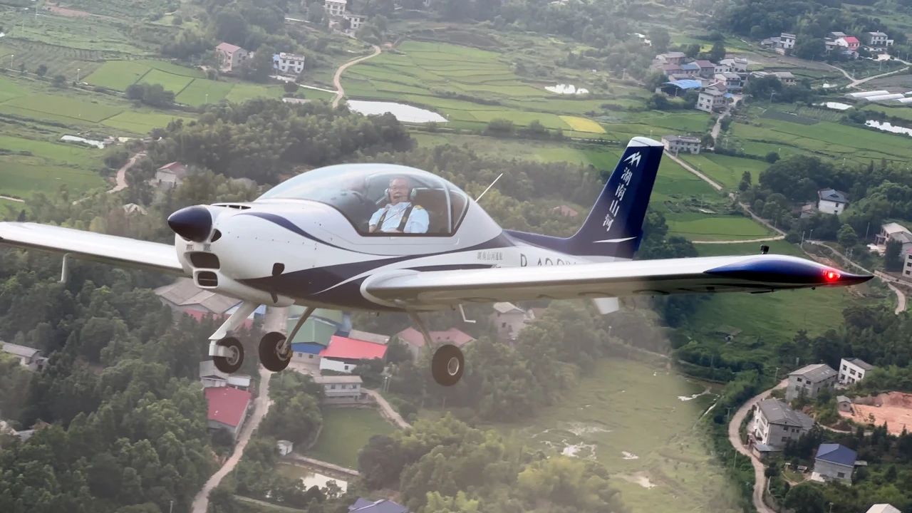 二十载磨砺，，，，，，，“阿若拉”飞机累计航行时间突破11万小时！