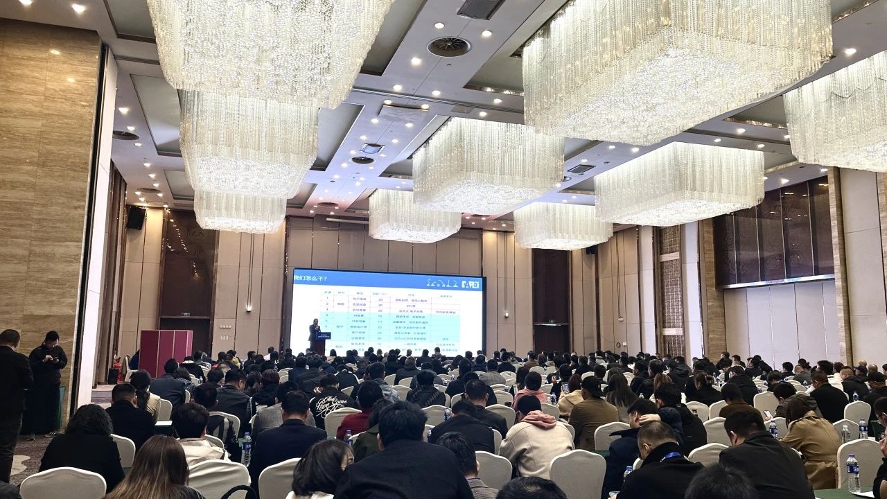 “爆品”来袭，，，，，，，签简单直！ 8188cc威尼斯智能艳服亮相第八届天下高空作业平台租赁大会