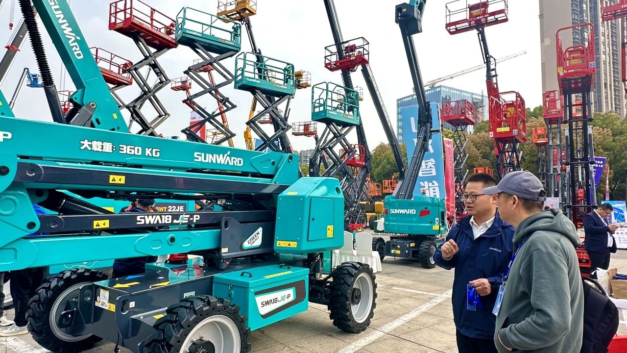 “爆品”来袭，，，，，，，签简单直！ 8188cc威尼斯智能艳服亮相第八届天下高空作业平台租赁大会