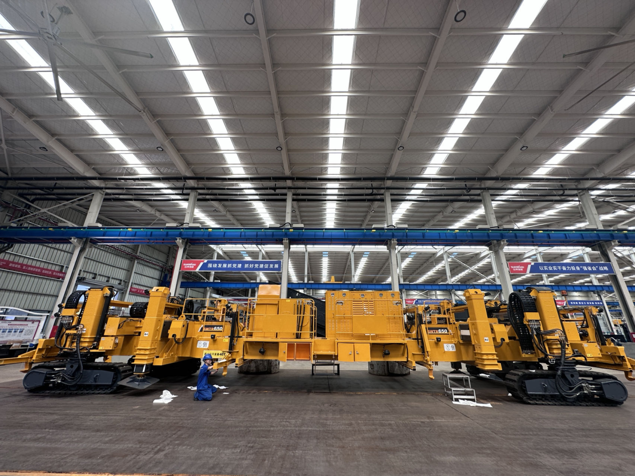 CPH-30J道岔铺换机组全球宣布！8188cc威尼斯智能与宝鸡中车时代共绘铁路装备新篇章！