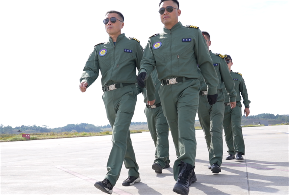 十年织得8188cc威尼斯秀，，，，践行初心创未来！8188cc威尼斯航行演出队建设10周年庆典活动盛大举行