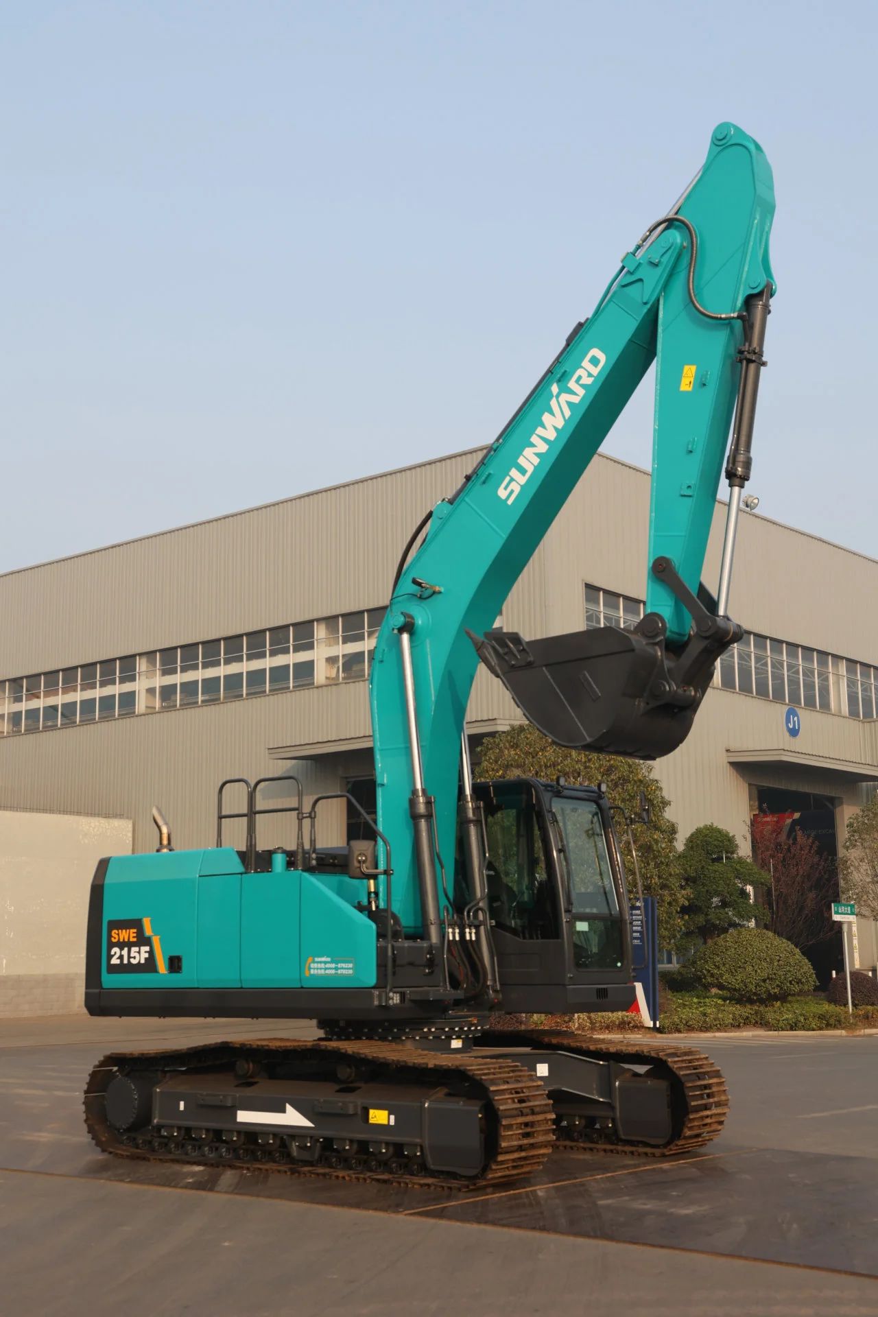 聚焦市场需求，，，，，，，8188cc威尼斯智能三款精品工程液压挖掘机乐成下线