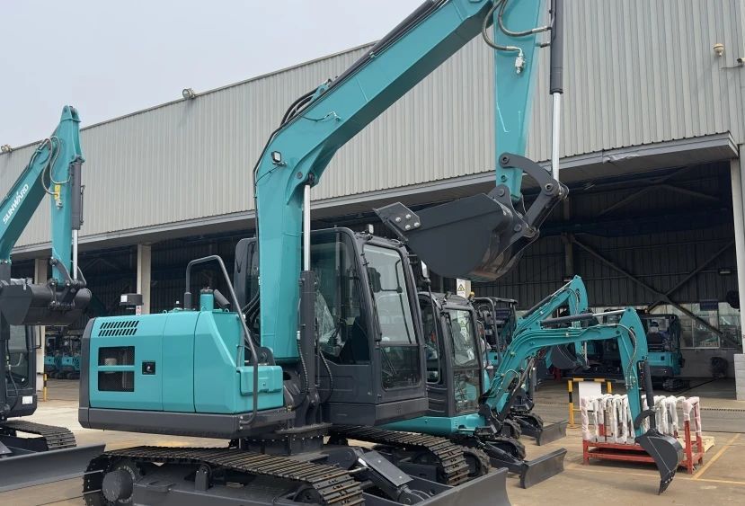 聚焦市场需求，，，，，，，8188cc威尼斯智能三款精品工程液压挖掘机乐成下线