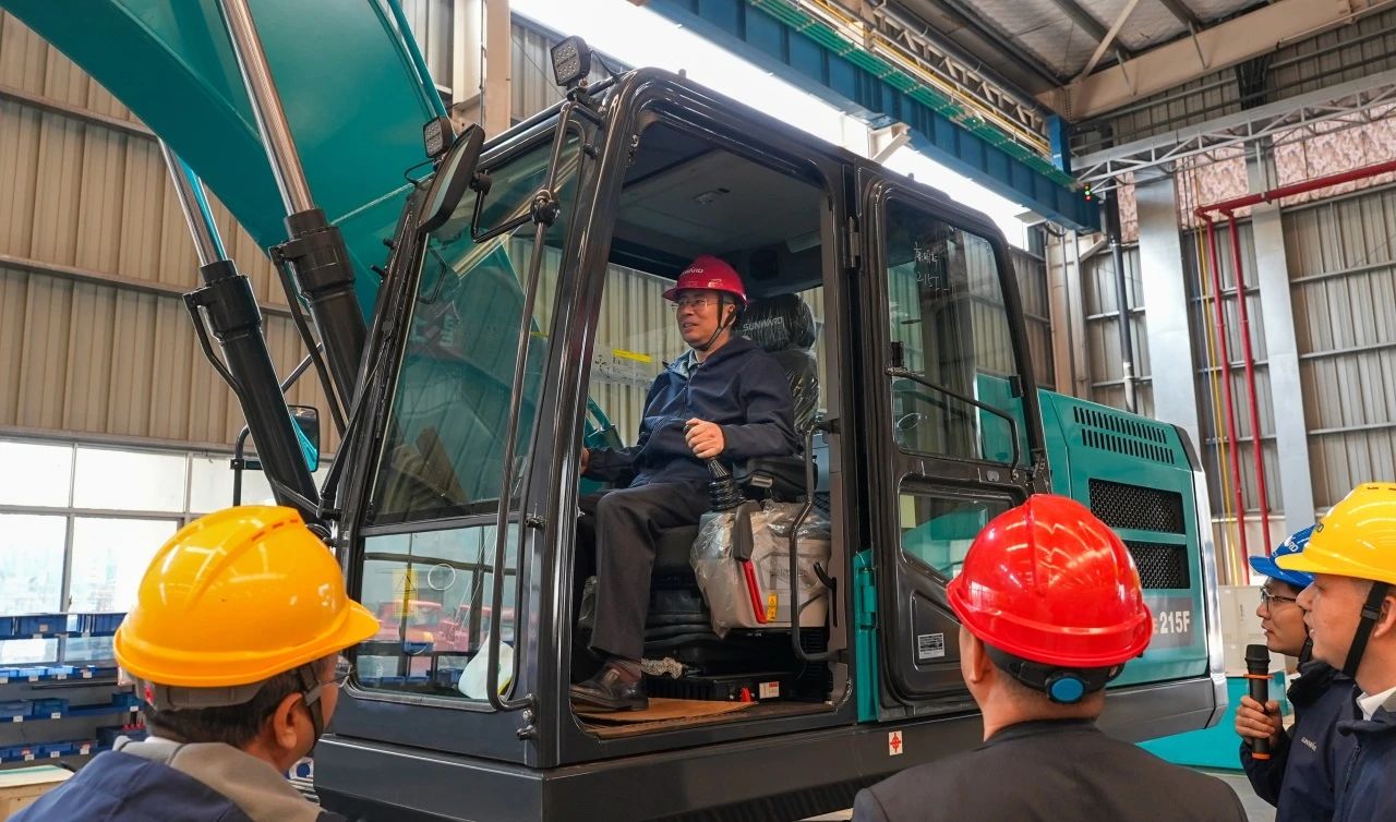 聚焦市场需求，，，，，，，8188cc威尼斯智能三款精品工程液压挖掘机乐成下线