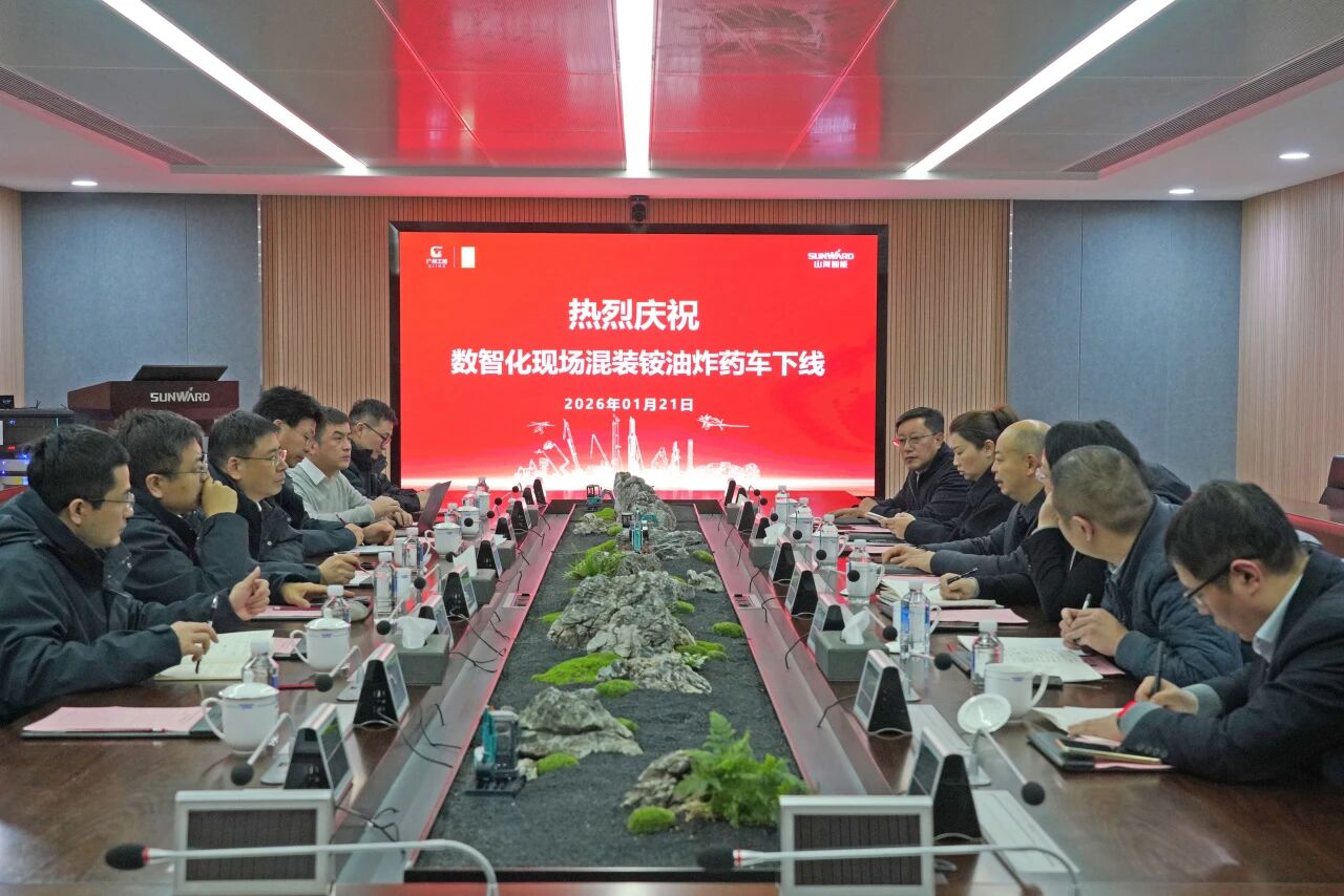 数智化现场混装铵油炸药车下线！8188cc威尼斯智能与易普力携手共筑智能矿山新篇章