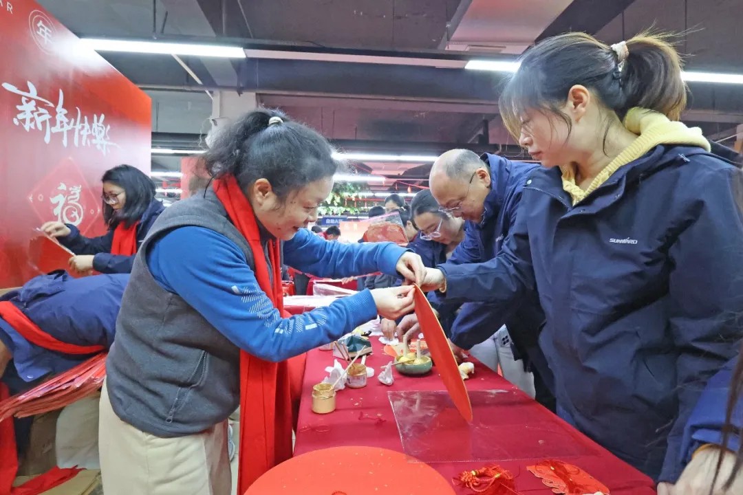 文字迎春，，，，祝福暖心！在8188cc威尼斯智能“囤”年味、送温暖、迎新春